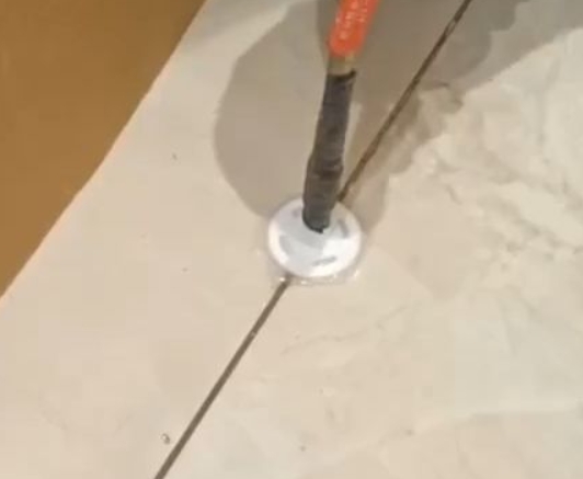 广平瓷砖空鼓维修公司专业解答瓷砖在铺贴过程中，如果没有涂抹均匀到位的粘结材料（如水泥砂浆或瓷砖胶），可能会导致以下问题