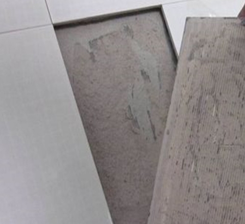 广平瓷砖空鼓维修公司分享瓷砖铺贴时如果打浆（即涂抹在瓷砖背面和基层上的砂浆或瓷砖胶）过少，会带来以下问题